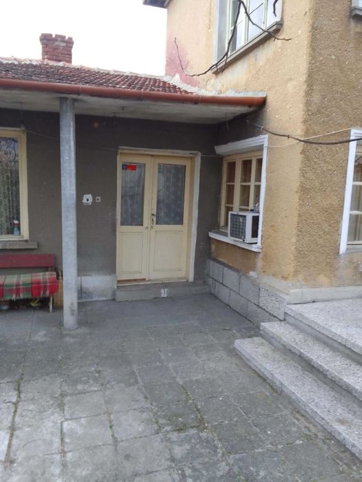 Двуетажна тухлена къща с двор 2.5 дка, кладенец, гараж – с. Трояново