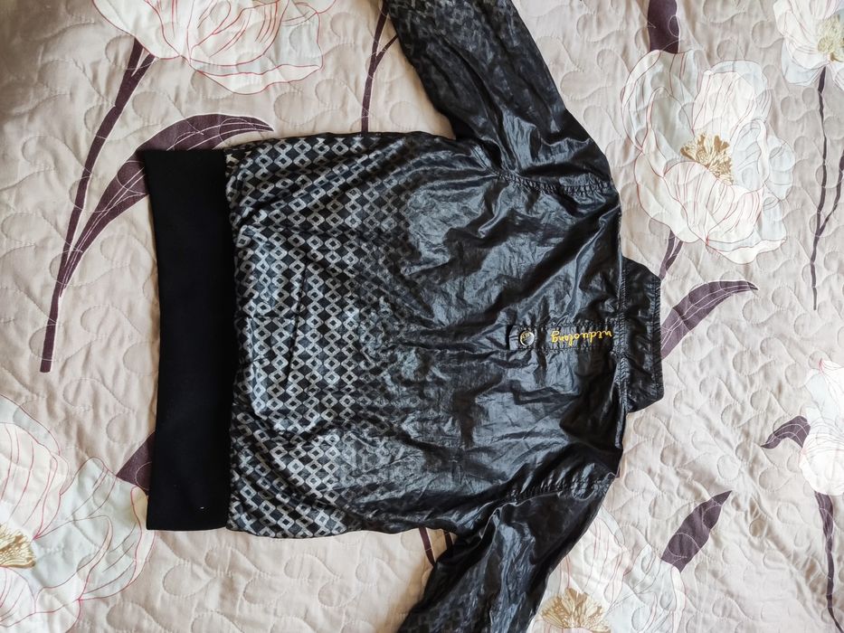 Ветровка -куртка на мальчик.на рост 130-140.не промокает.очень хорошая