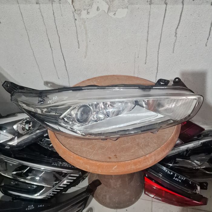 Ford Fiests 2017  13-17 десен фар