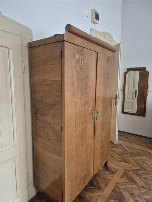 Vand mobila veche, furnir nuc