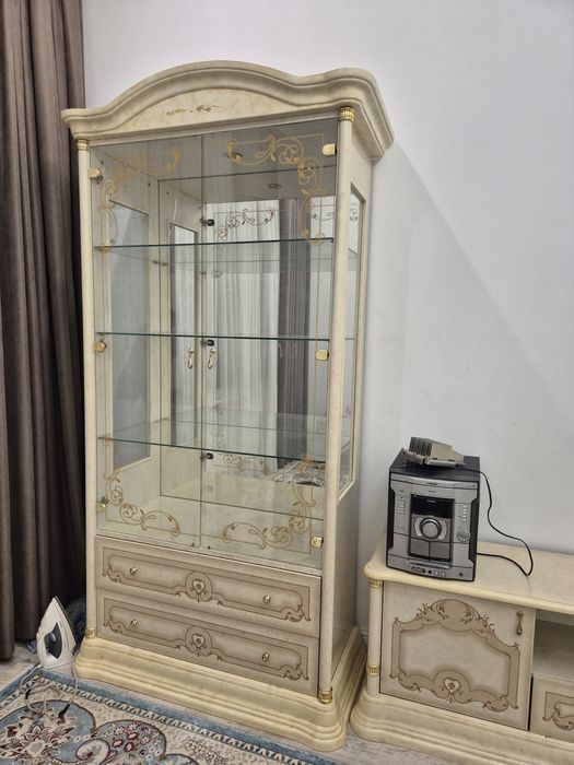 Витрину , сервант красивая