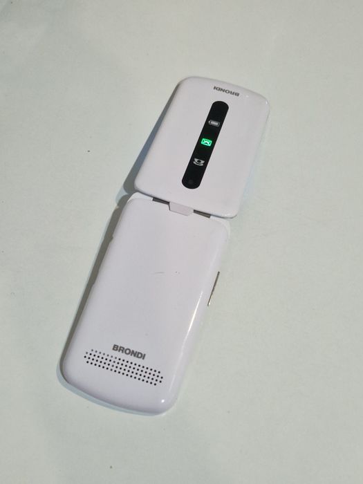 Telefon cu clapeta cu butoane mari și display destul de generos