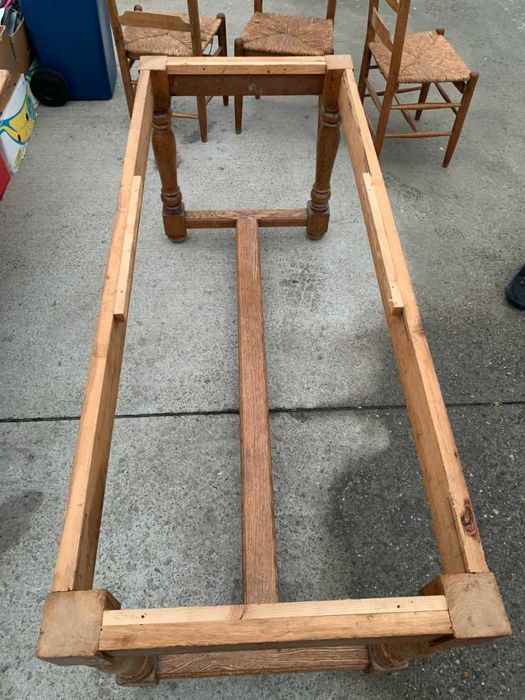 Masa din lemn masiv cu sase scaune