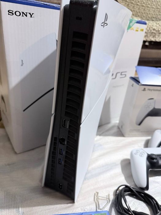 Sony PlayStation PS5 с 2 геймпадами