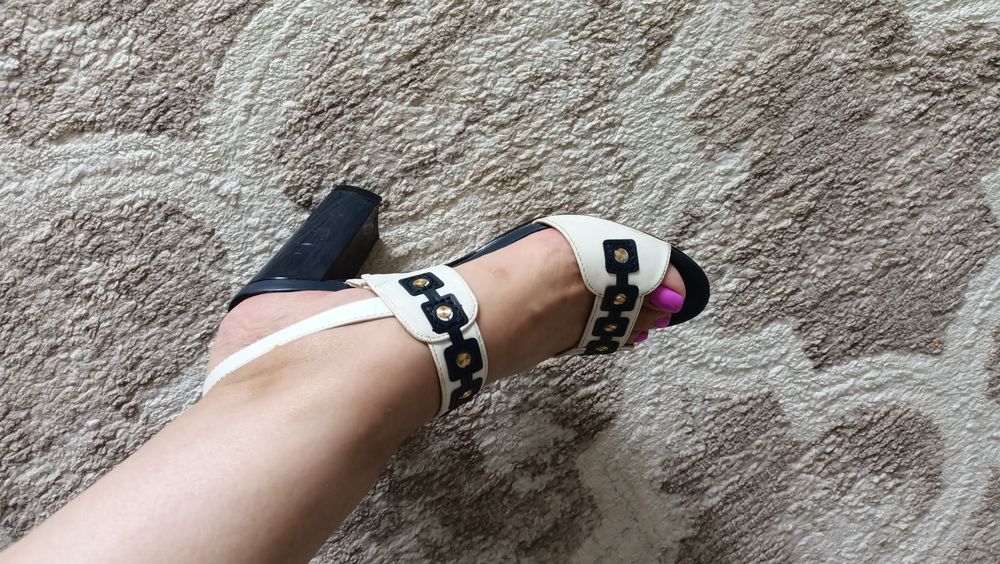 Продаю босоножки женские