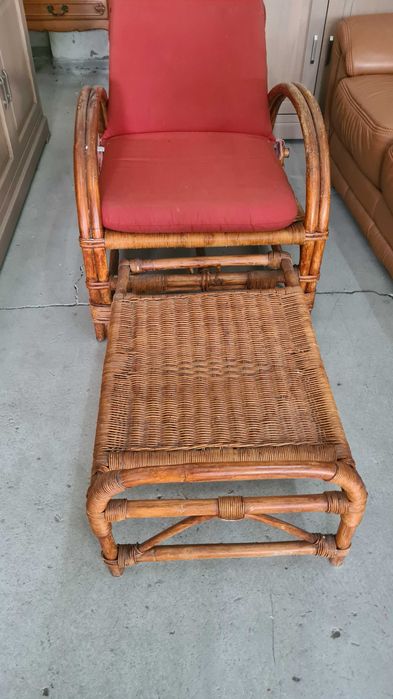 ратанов шезлонг стол с табуретка за крака