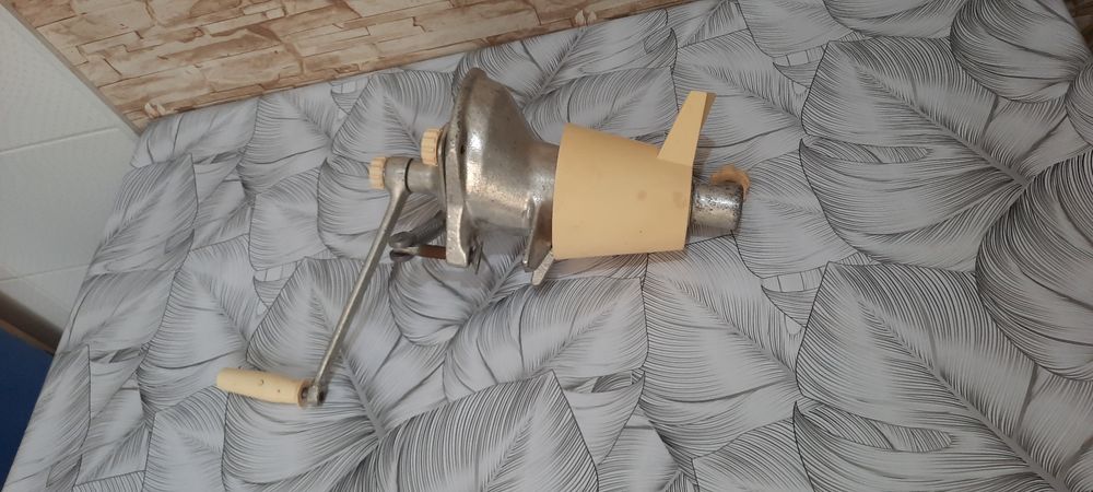 Продаётся ручная соковыжималка.