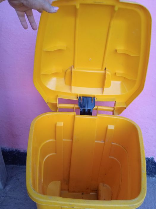 Срочно продам мусорный контейнер.