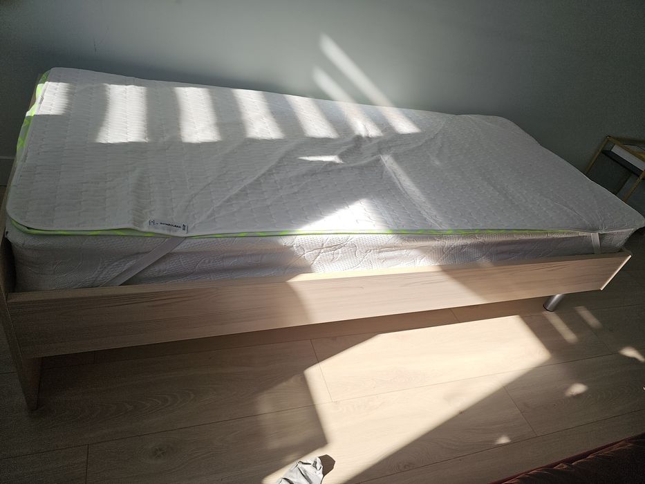 Продам кровать с матрацем