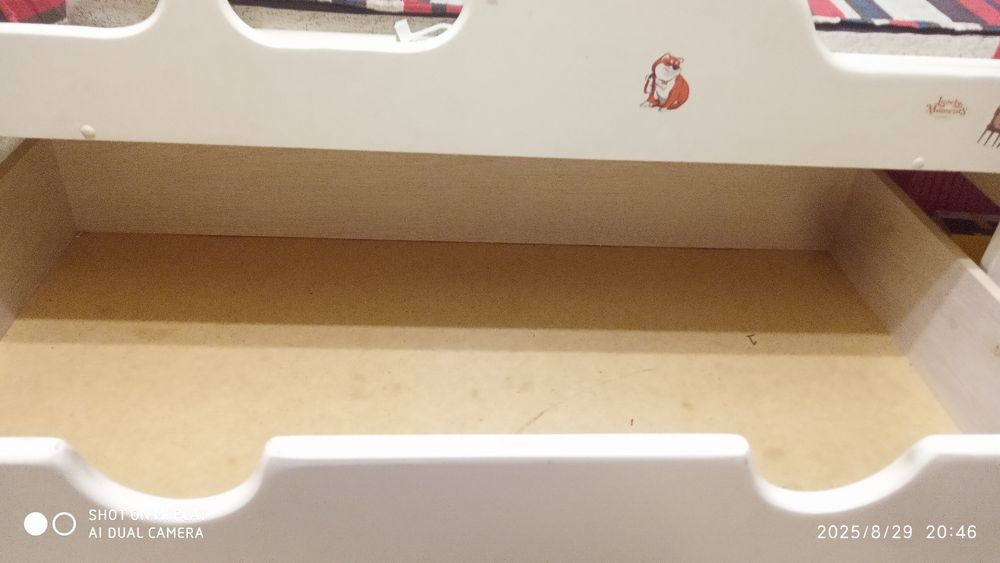 Кровать белая, дерево