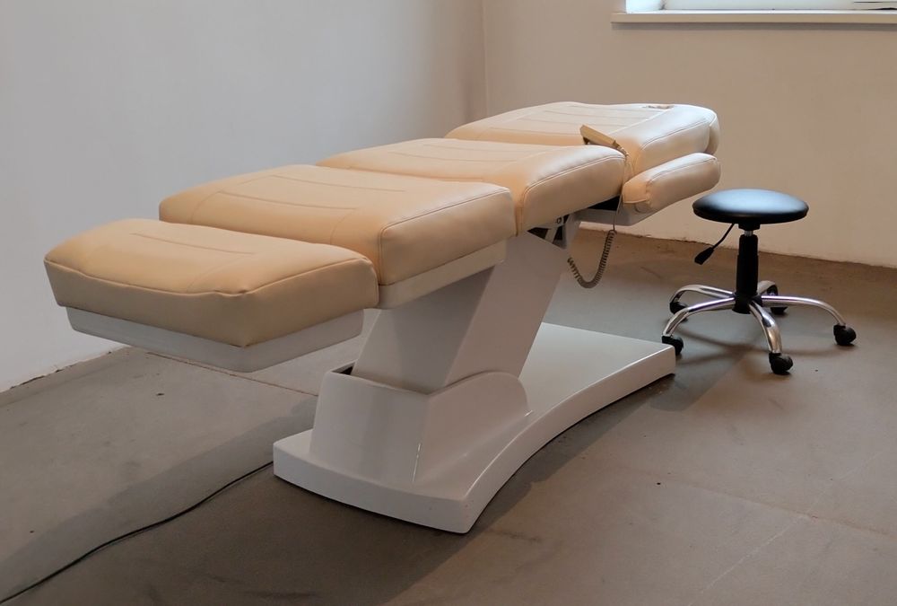 Косметологическое кресло, кушетка