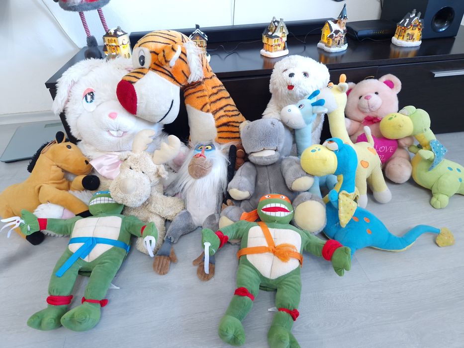 Плюшени играчки ,дракони, жирафи...
