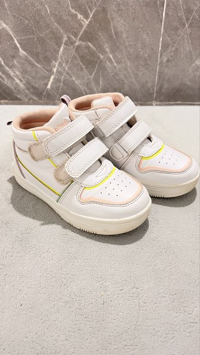 Продам детские ботинки на мальчика и девочку.