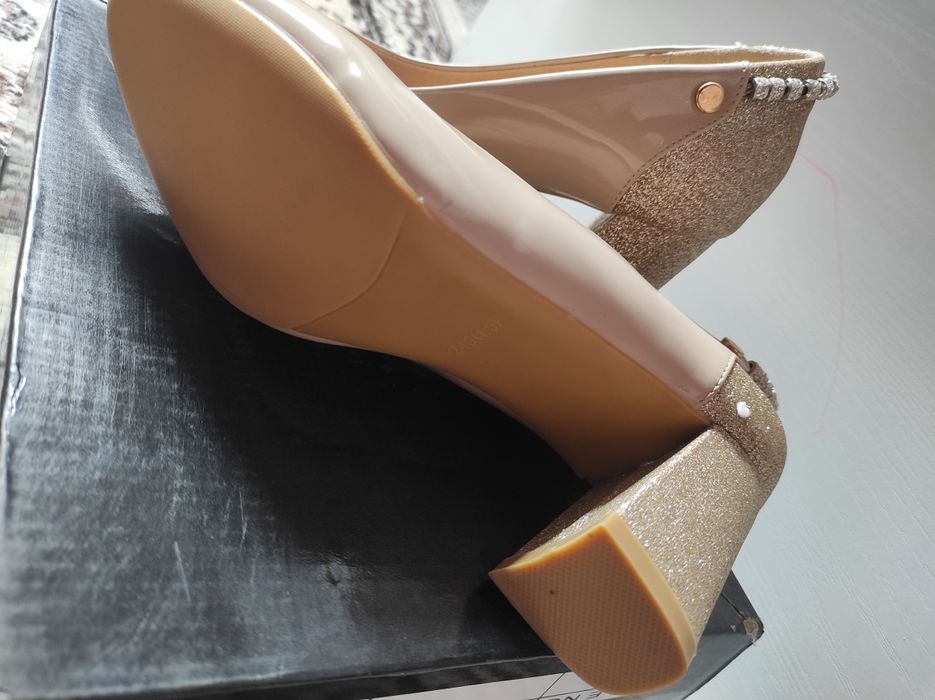 Yap yangi karobkasi bilan . Kiyilmagan