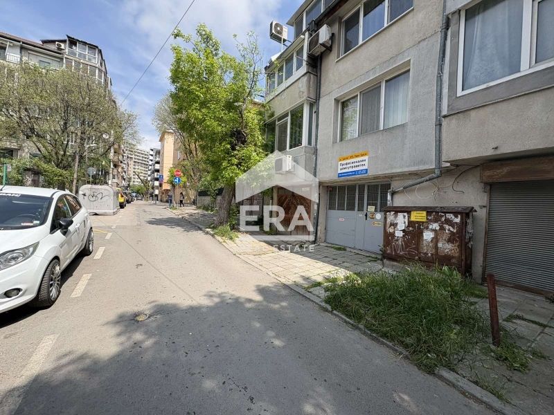 Ексклузивен партерен гараж за продажба, с ток и вода, в тухлена сграда
