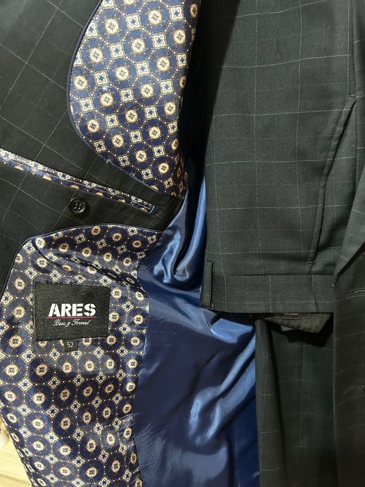 Vand costum in stare impecabilă