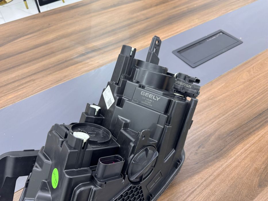 Geely Coolray фара правая