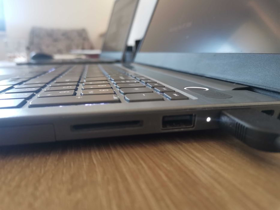 Vand Laptop Lenovo ThinkBook 15.6" Intel i5 10210U 8GB RAM SSD 512GB stare foarte buna