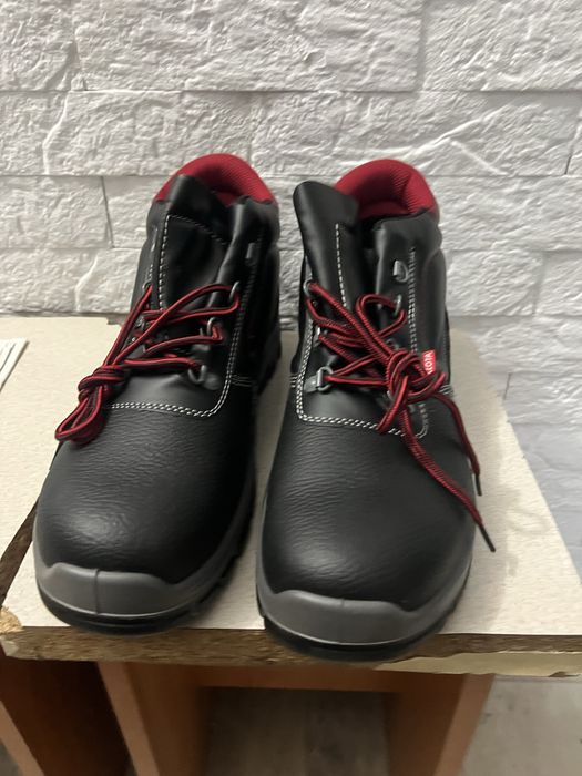 Продам летние рабочии ботинки.