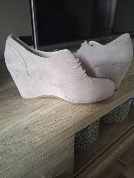 Pantofi noi, mărimea 38