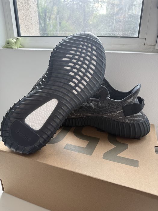 Yeezy 350 V2 (dark/salt)