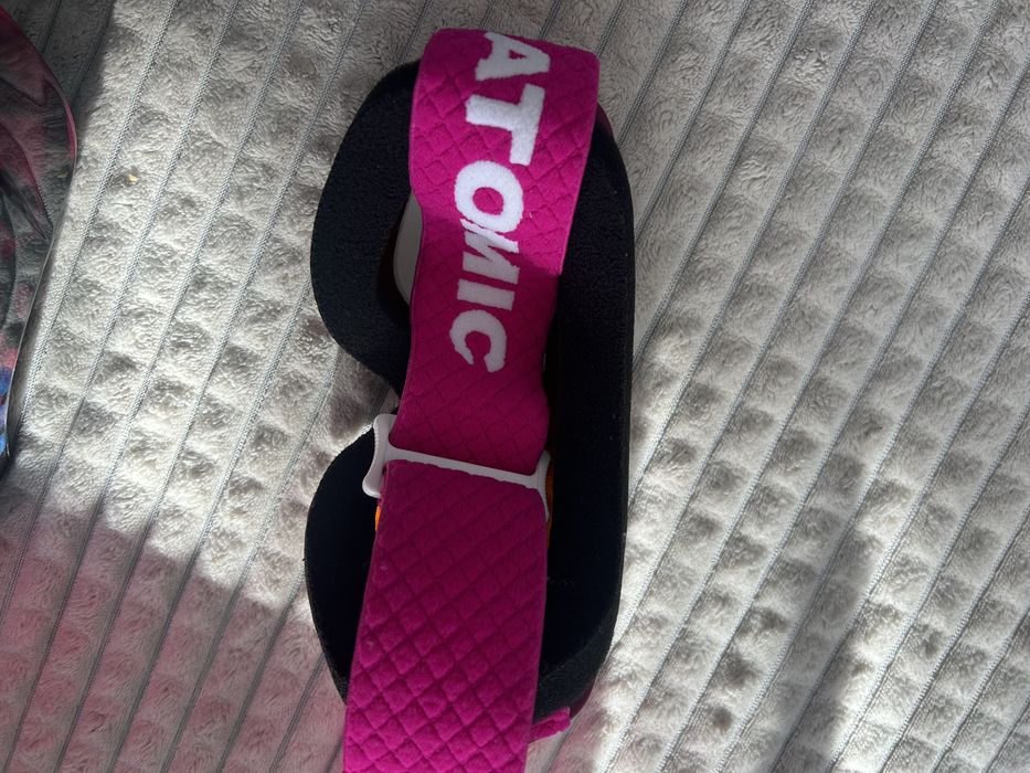 Детска каска и очила за ски за момиче