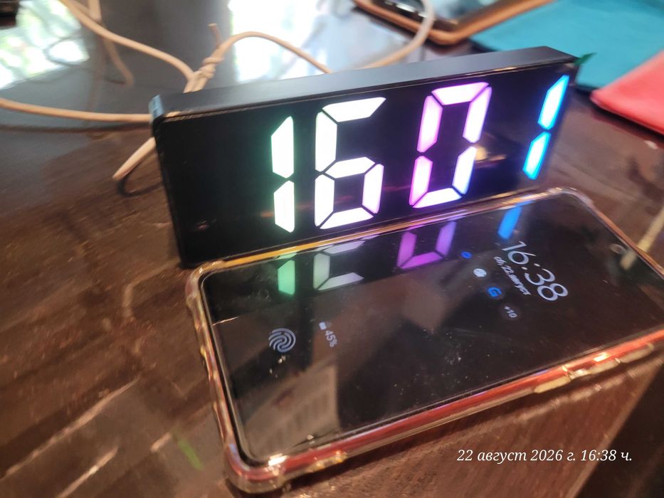 LED будилник с многоцветен RGB дисплей и огледална повърхност