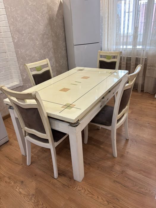 Продам стол со стульями.  Срочно.