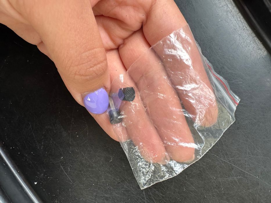 Черни блестящи токчета на Tendenz