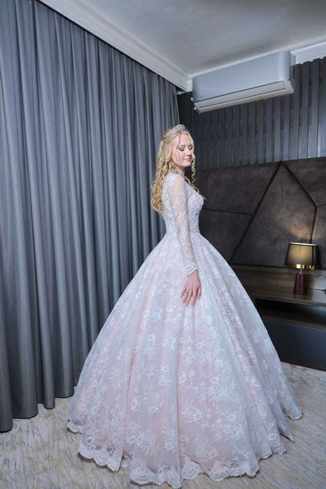 Продается свадебное платье с французскими кружевами, Бело-розовое