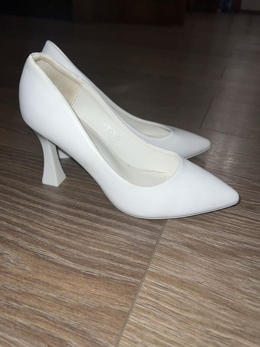 Женские белые каблуки 35 размера