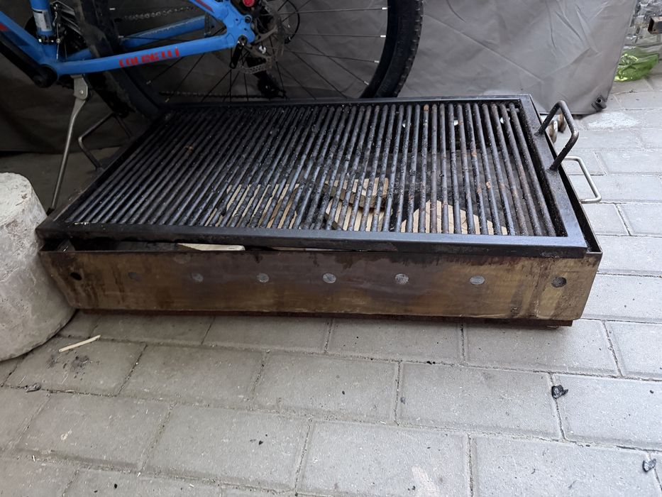 Gratar inox  folosit de 2 ori in stare excelenta . Pentru mai multe detali  sunati  la numarul afisat