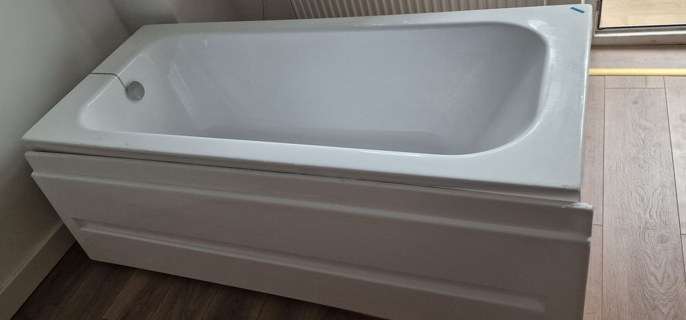 Vand cada baie  nefolosita + accesorii