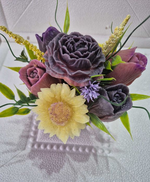 Цветя от восък в ваза