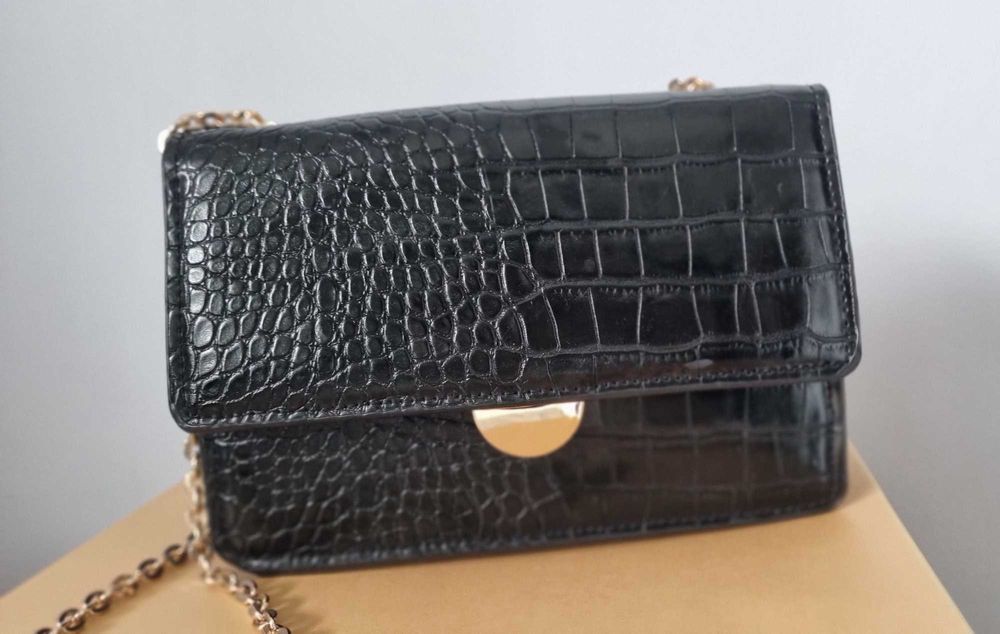 Черна чантичка на Mango