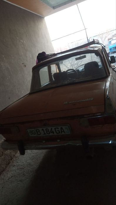 Москвич 412 yurib turibdi. Matan balonda.