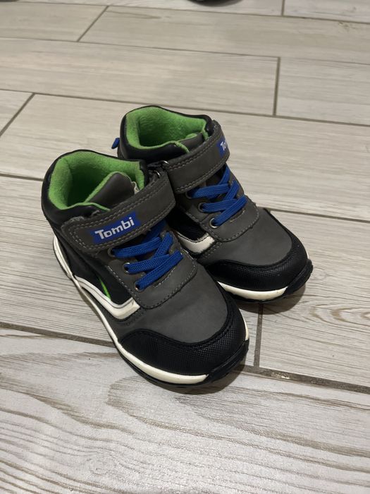 Продам детские ботинки на мальчика.