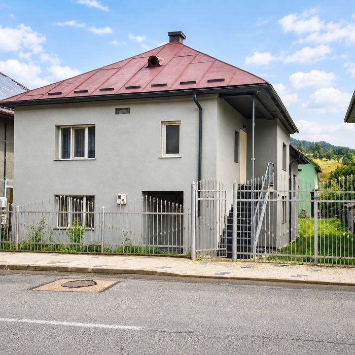 Casa completa la strada principala