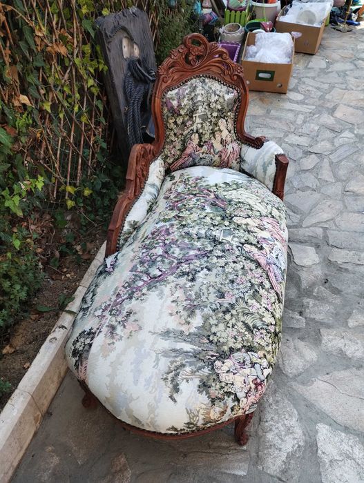 диван -лежанка с табуретка с декоративна възглавница