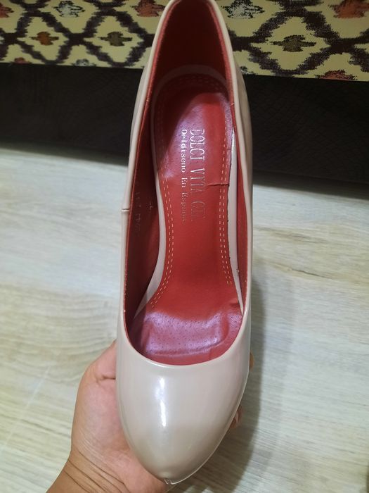 Бежевые, лакированные туфли