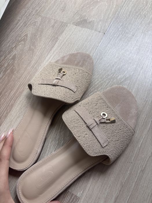 Бежави чехли за лятото