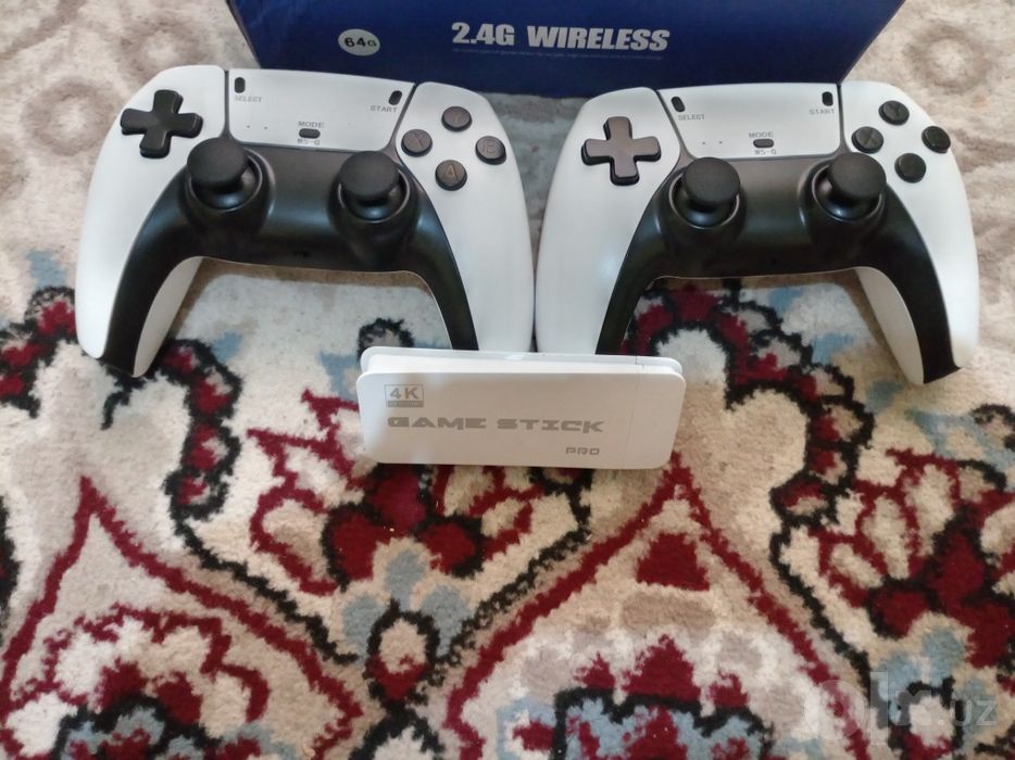 Mini Game Console 2.4G Wireless 3D 4K sotiladi. 2 ta simsiz pult bor.