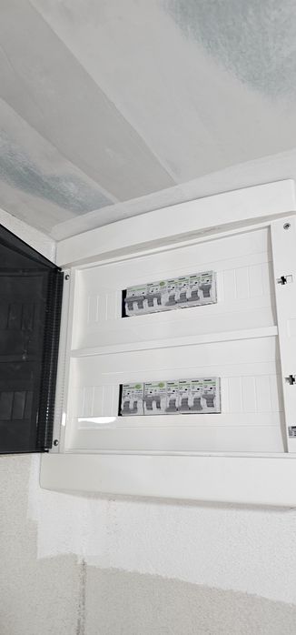 Lucrări Electrice  | Prize • Întrerupătoare • Lustre • Tablouri Electrice • Intervenții Rapide