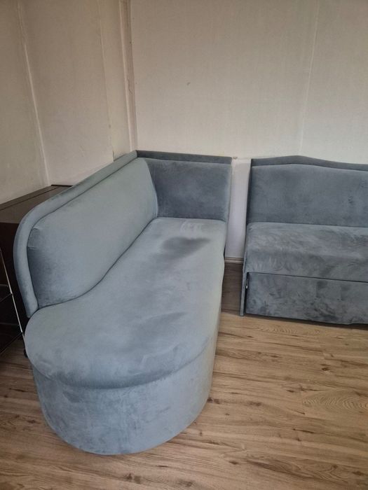 Продавам разтегателен диван и гардероб