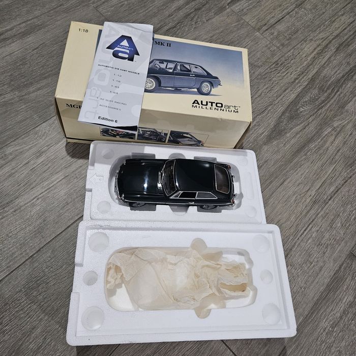Macheta Auto Colectie 1/18 AUTOart MGB GT COUPE MK II Nicolae