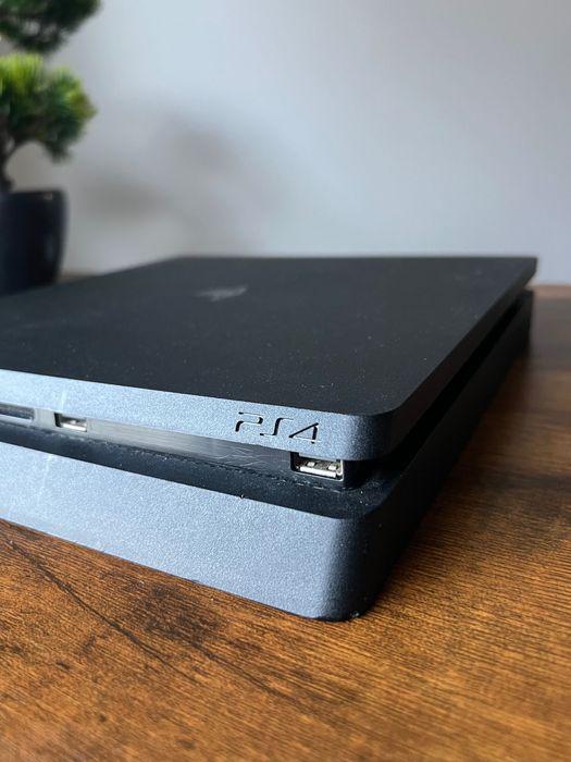 Vând PlayStation 4 Slim de 1TB + 2 controllere