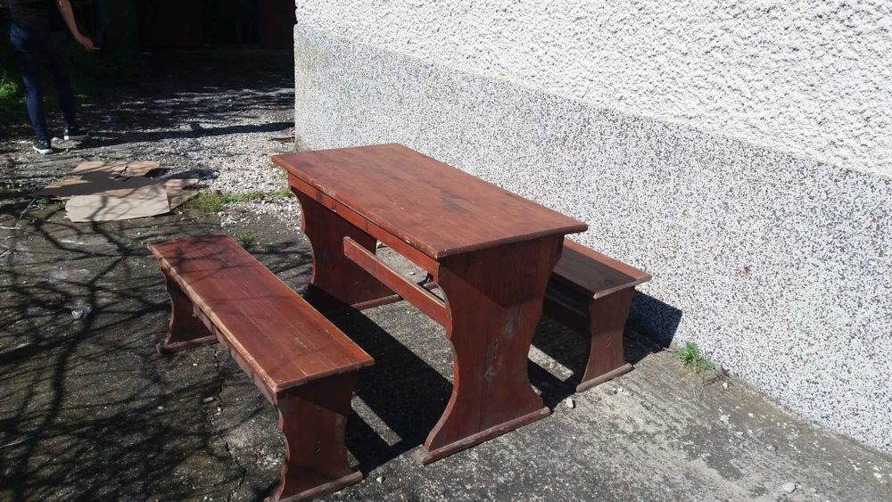 Дървени маси и пейки