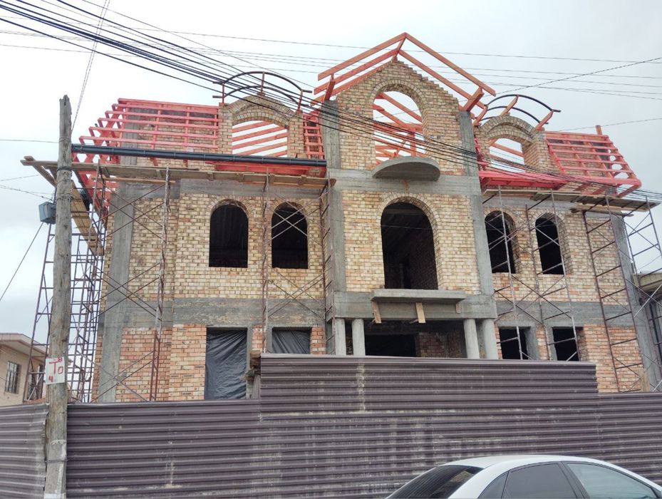 Rokko Siffredi hojatxonada qopol jinsiy aloqada boladi.