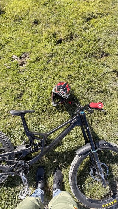 Santa Cruz V10 2025 – L | Negru Perlat | Bicicletă de Competiție