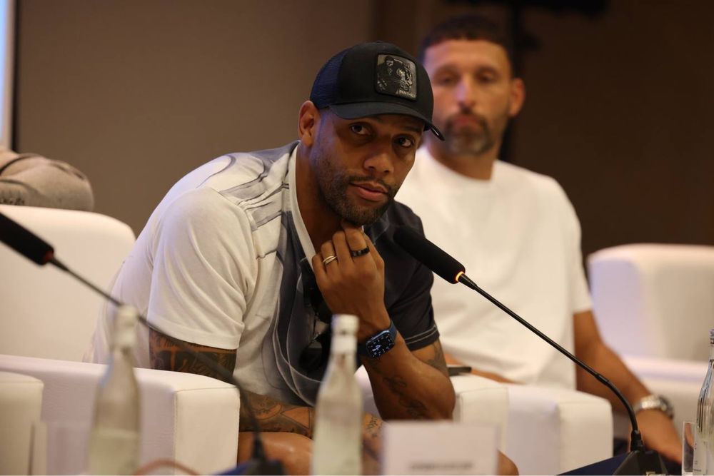 Настольни микрафон канфиренса учун синхиронни таржимон